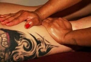 Eine erotische Massage kann wunderbar ins Vorspiel mit eingebaut werden