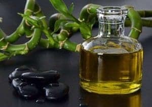 Gutes Massageöl und Hot Stones bereichern eine erotische Massage